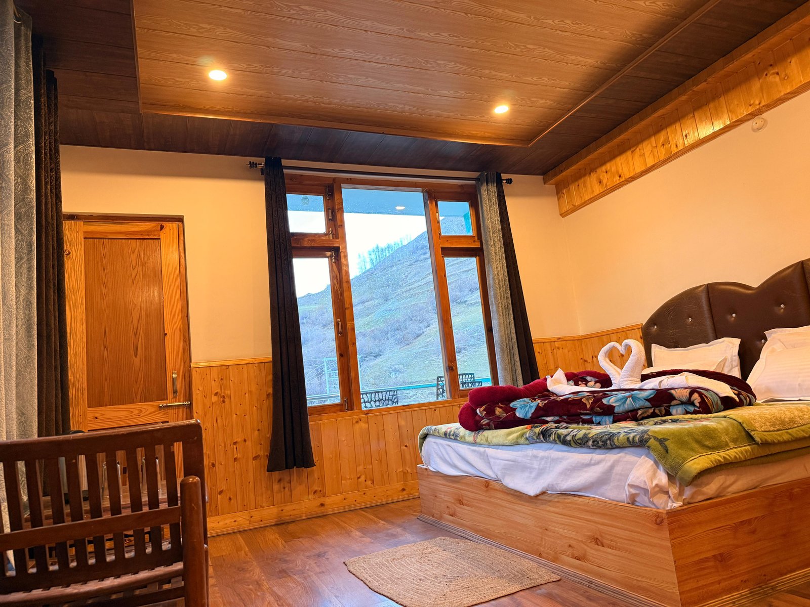 Mountain-view room at Hotel Lake Side Inn, Sissu, Himachal Pradesh